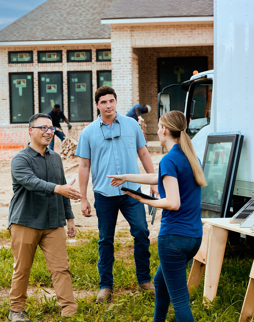 Andersen Expert meeting with contractors on job site